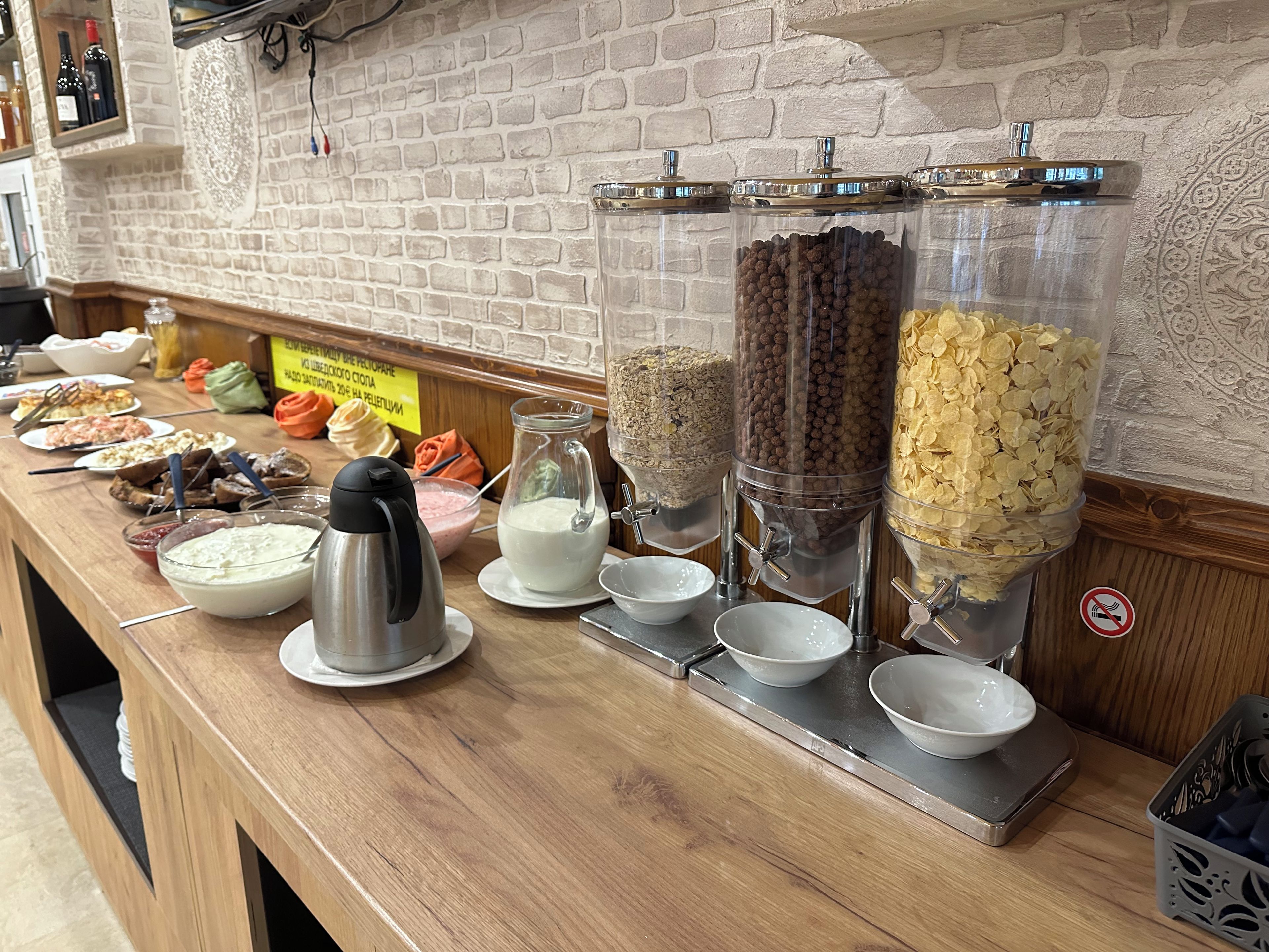 Ein Buffet mit verschiedenen Speisen und Behältern.