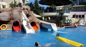 Zona de piscina con toboganes y puesto de socorristas.