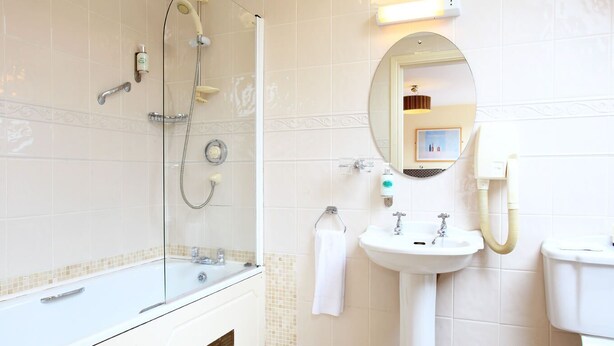 Ein Badezimmer mit Badewanne, Waschbecken, Toilette und Dusche.