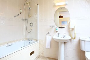 Un baño con bañera, lavabo, inodoro y ducha.