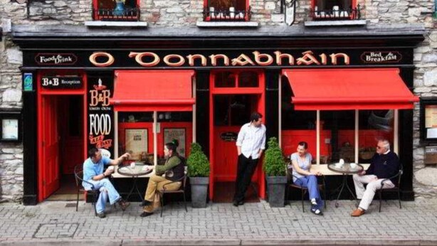 Een restaurant genaamd 'O Tonnabhin' met terras en een rood luifel.