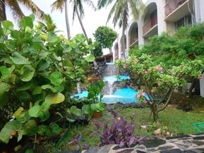 Una piscina al aire libre