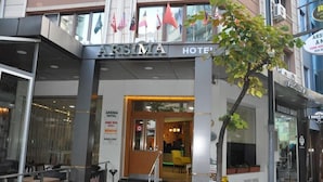 The exterior of the Arsimah Hotel with a visible entrance, a cafe & restaurant on the left, and a barber shop on the right. - Istcity Hotel (Istanbul)