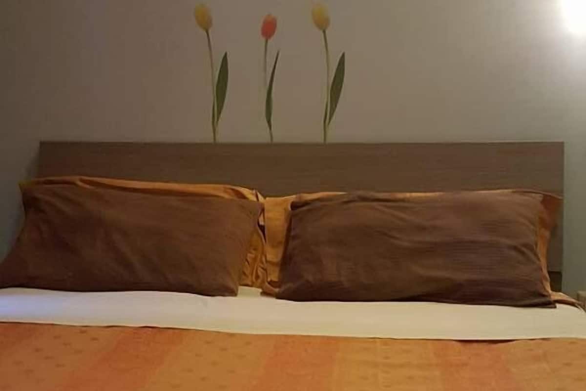 Meja, seterika/papan seterika, katil bayi/kot (percuma)