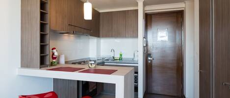 Huoneisto, 1 makuuhuone | Yksityinen keittiö | Jääkaappi, mikroaaltouuni, liesi, kahvin-/teenkeitin