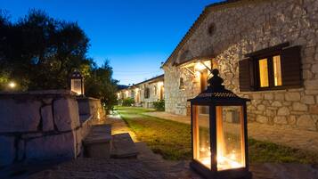 Fassade der Unterkunft – Abend/Nacht