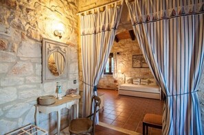 Vila | Área de estar | TV de tela plana 24 polegadas com canais via satélite, TV, DVD player