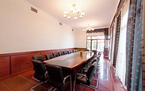 A conference room with a long table, chairs, and a chandelier. - New York (Vlorë)