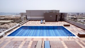 Una piscina en la azotea con vistas a la ciudad.