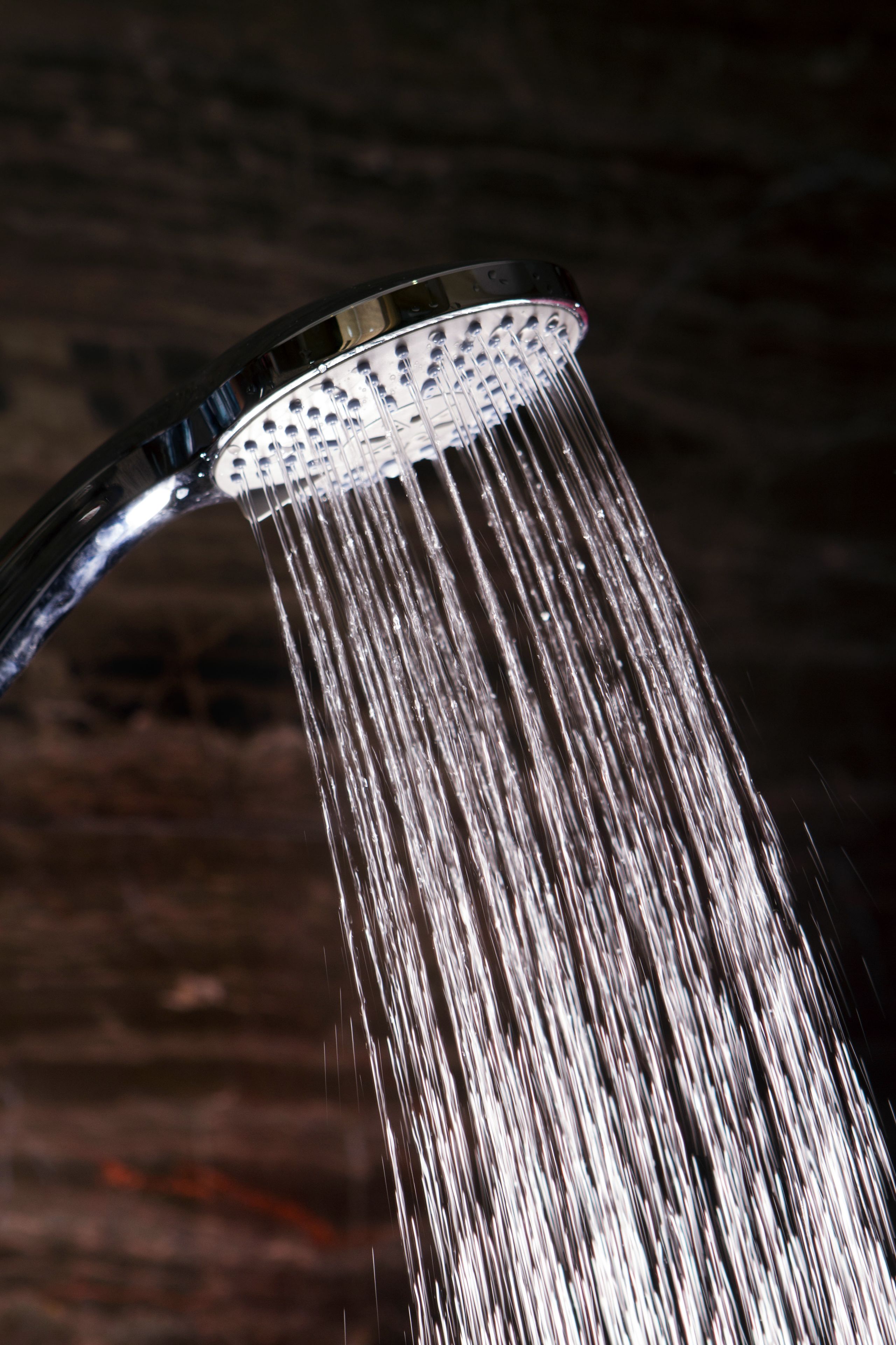 Un cabezal de ducha con agua corriendo.