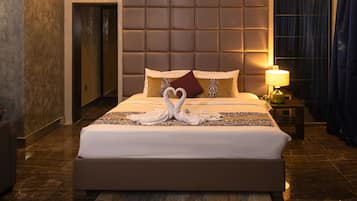 Suite estudio panorámica, 1 cama de matrimonio grande, vistas al mar | 2 dormitorios, caja fuerte, escritorio y tabla de planchar con plancha