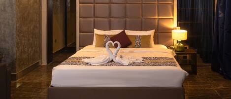 Panoramic Studio Suite, 1 Katil Raja (King), Ocean View | 2 bilik tidur, peti besi dalam bilik, meja, seterika/papan seterika