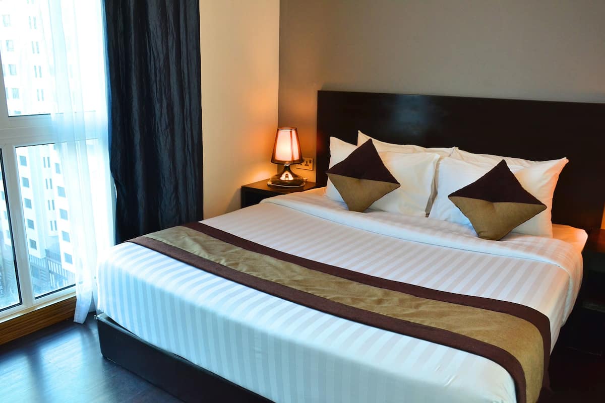 2 bedrooms, in-room safe, desk, iron/ironing board