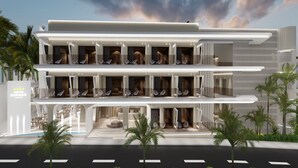 Un hotel moderno con diseño de varios pisos, que cuenta con un atrio central con asientos y un área de piscina.