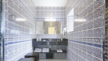 SĂšche-cheveux, serviettes fournies, papier toilette