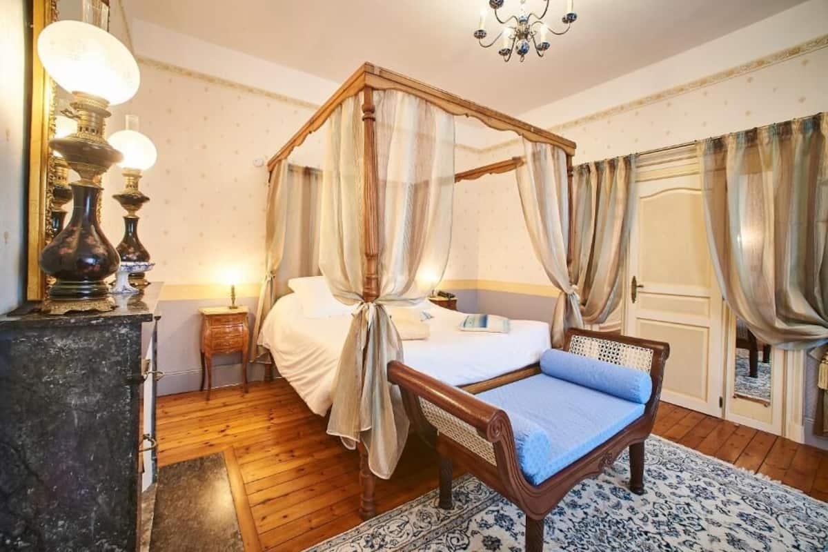 Quarto superior, 1 cama Queen | Cofres nos quartos, cortinas blackout, quartos à prova de som