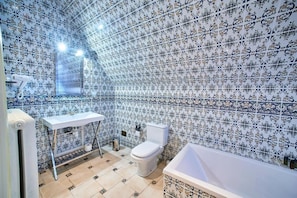Pengering rambut, handuk,  dan tisu toilet