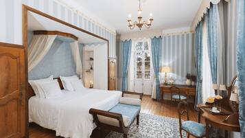 Luxe kamer, 1 queensize bed | Een kluis op de kamer, verduisterende gordijnen, geluiddichte muren