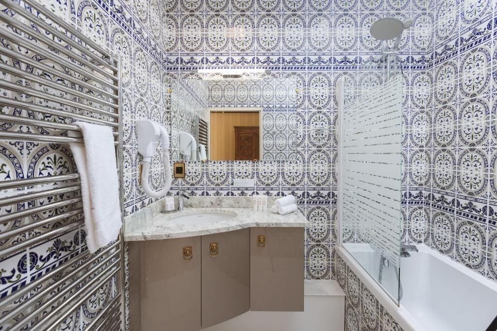 Standaard kamer | Badkamer | Een haardroger, handdoeken, toiletpapier