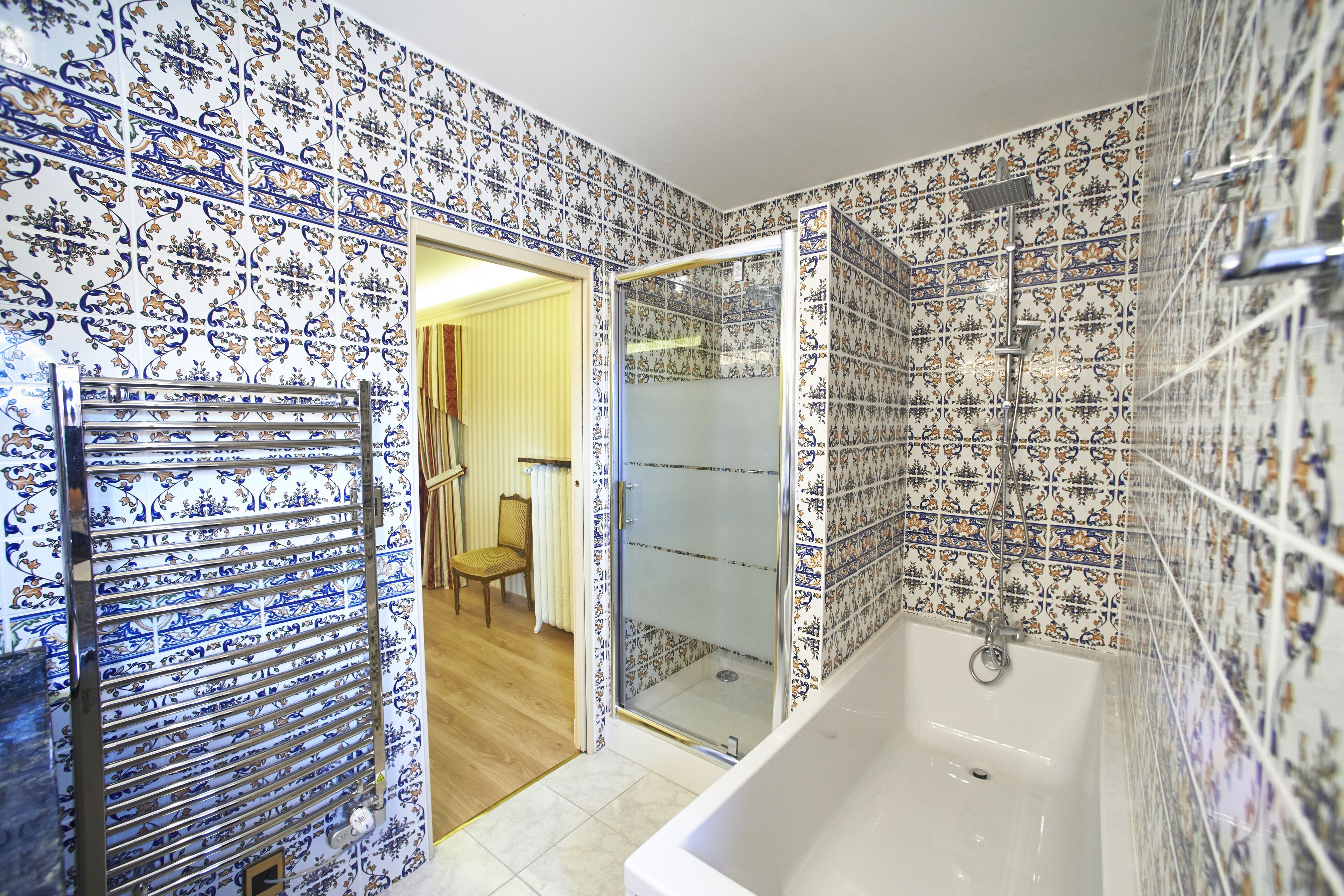 executive suite, 1 queen bed | bathroom | hair dryer, towels