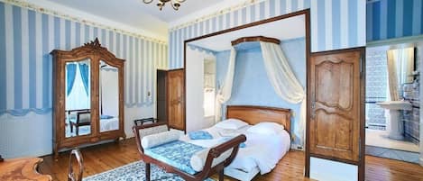 Lyxrum - 1 queensize-säng | Värdeförvaringsskåp på rummet, mörkläggningsgardiner och ljudisolering