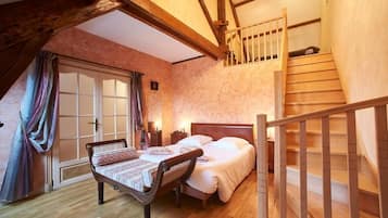 Basic-værelse til 4 personer | Pengeskab på værelset, mørklægningsgardiner, lydisolering, gratis Wi-Fi