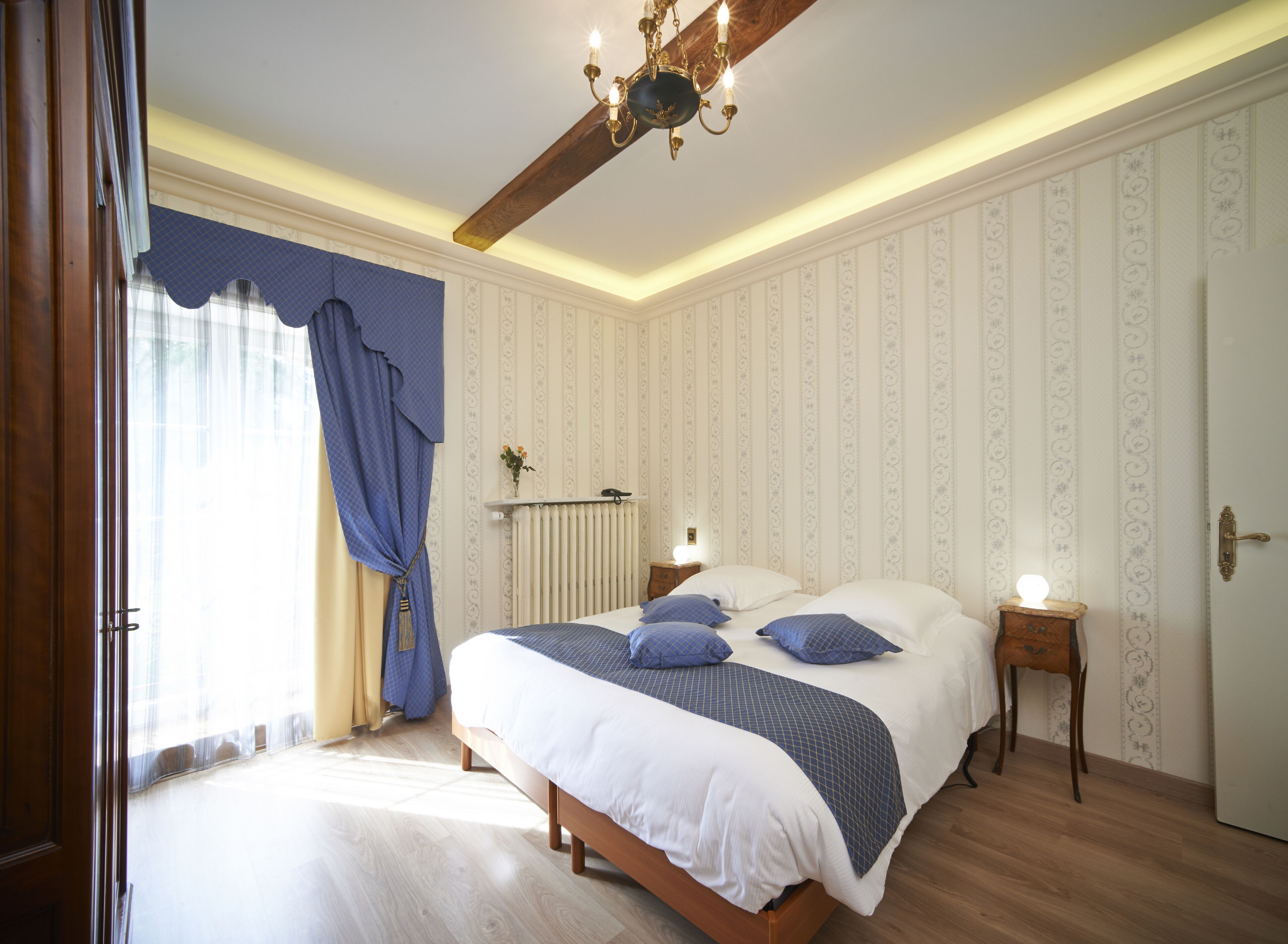 in-room safe, individually decorated, individually furnished, desk