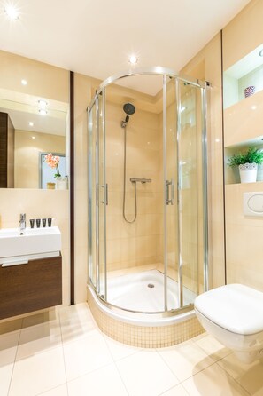 Deluxe Studio Suite, Multiple Beds, Kitchen, City View | Bathroom | Shower, free toiletries, hair dryer, towels - FriendHouse Apartments - City Center (Kraków)