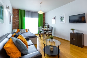 Deluxe Studio Suite, Multiple Beds, Kitchen, City View | Living area