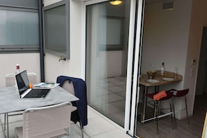 Suíte, terraço | Roupas de cama premium, cortinas blackout, quartos à prova de som