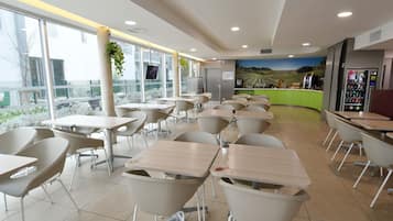 Bữa sáng buffet hàng ngày (14 EUR/mỗi người)