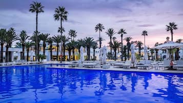 Una piscina techada, 2 piscinas al aire libre