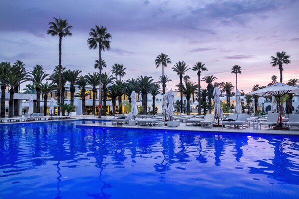 Indoor pool, 2 outdoor pools
