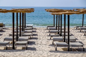 Private beach, white sand, beach volleyball, beach bar - The Orangers Garden Villas & Bungalows (Hammamet)