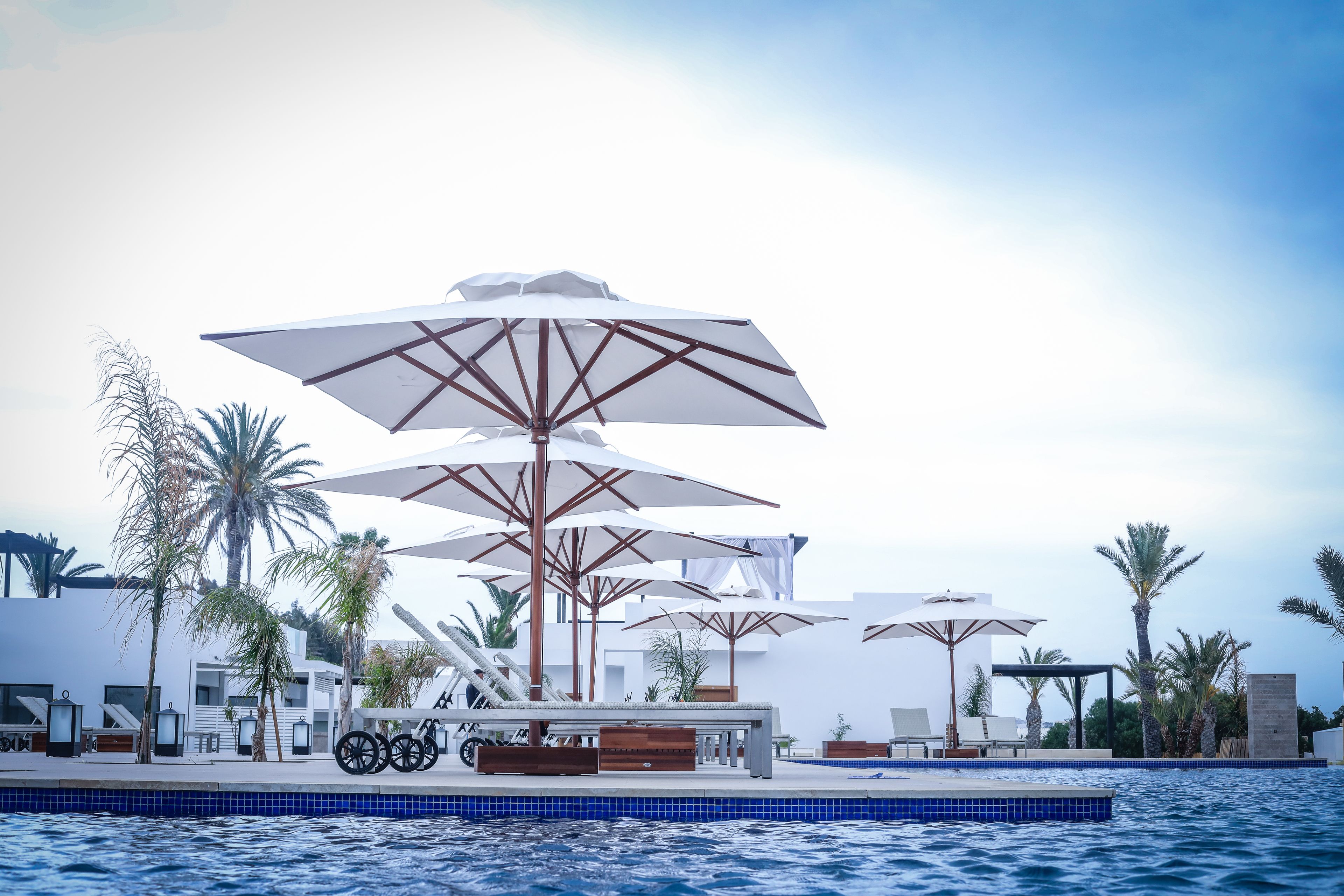 Una piscina cubierta, 2 piscinas al aire libre