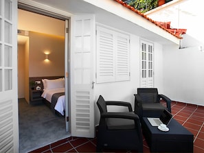 Room, Balcony | Premium bedding, minibar, in-room safe, desk - Arcadia Hotel (Singapore)