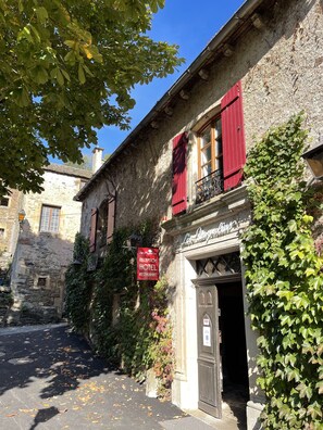 Vista frontal de la propiedad