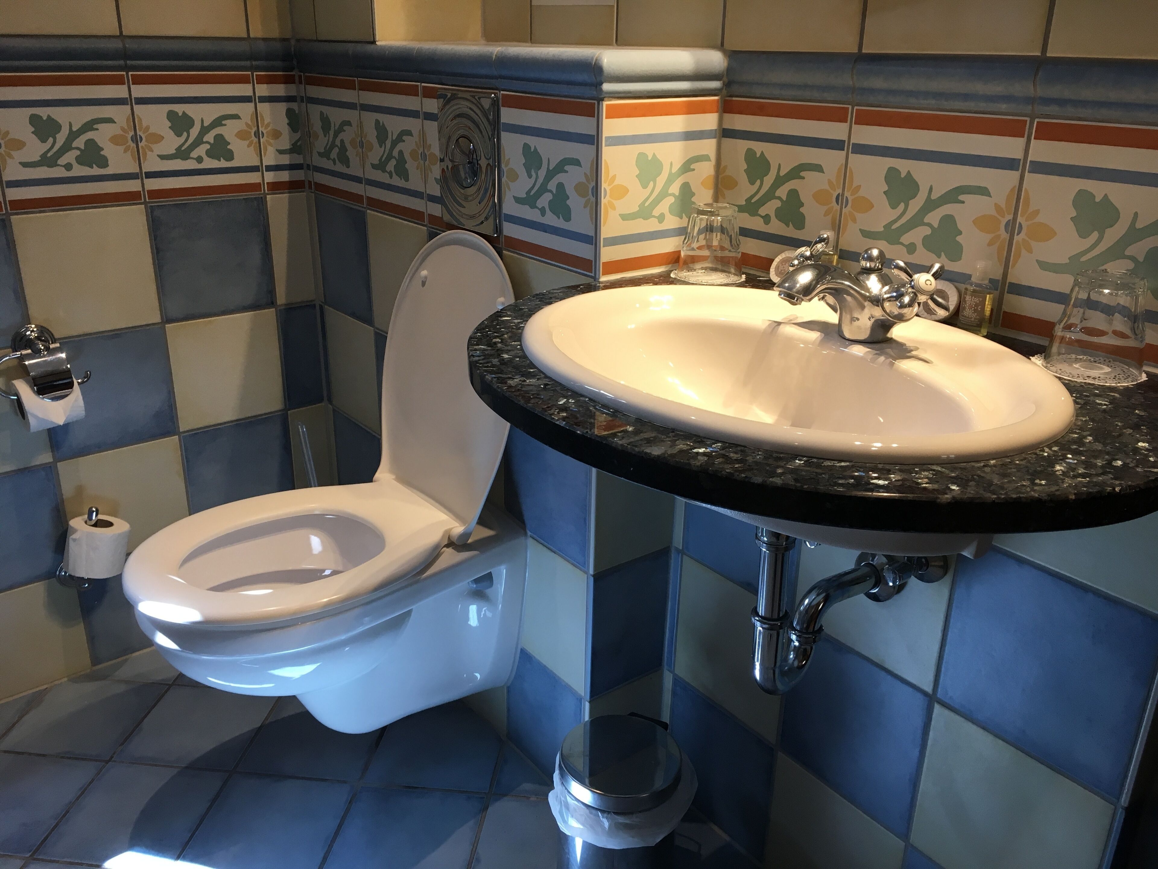 standard double room | bathroom | shower, free toiletries, hair dryer, towels