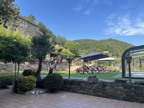 Alberca al aire libre y camastros 