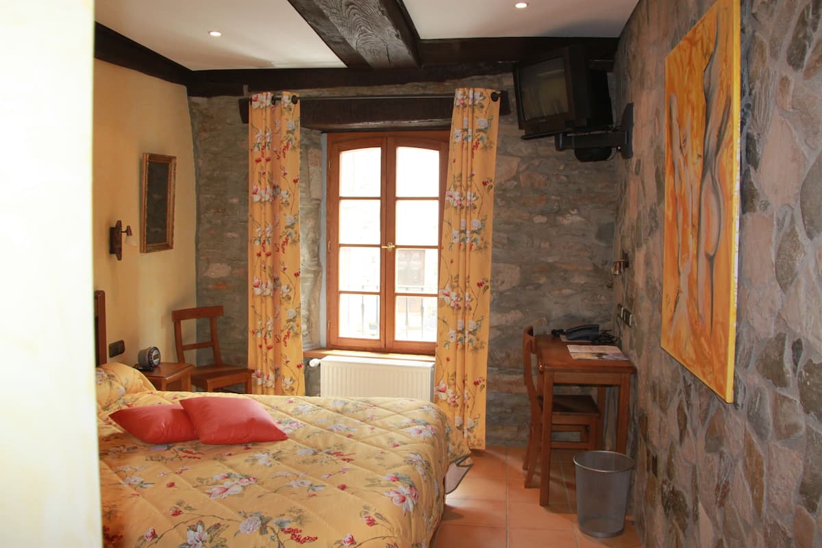 standard double room | desk, soundproofing, bed sheets