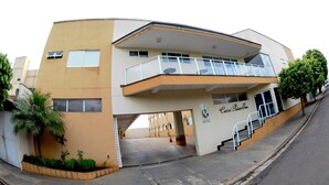 A two-story building with a balcony, a staircase leading to the entrance, and a sign that reads "Catedral Palace Inn". - Cristal Palace Inn (Lins)