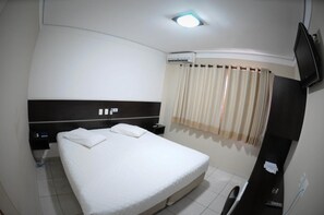 Twin Room, 2 Single Beds | Minibar, desk, free WiFi, bed sheets - Cristal Palace Inn (Lins)