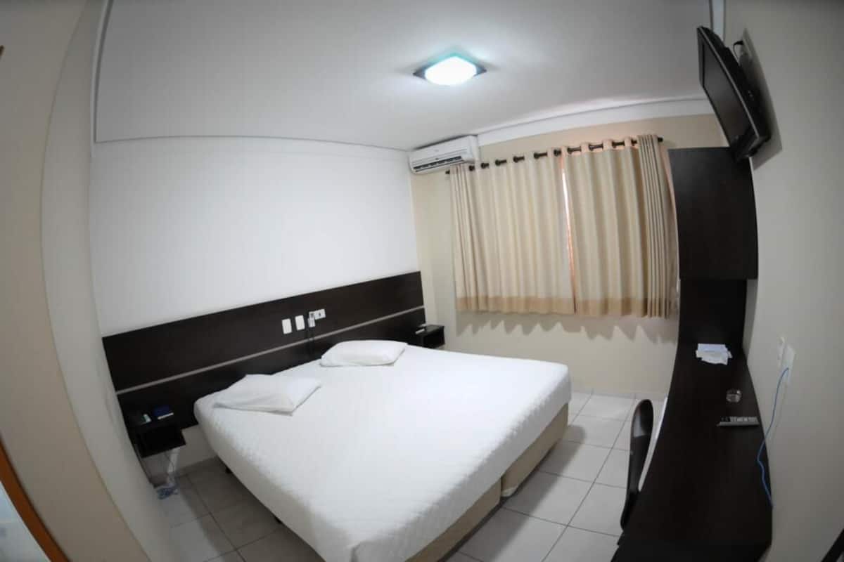 Tweepersoonskamer | Een minibar, een bureau, gratis wifi, beddengoed