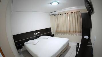 Minibar, escritorio, wifi gratis y ropa de cama