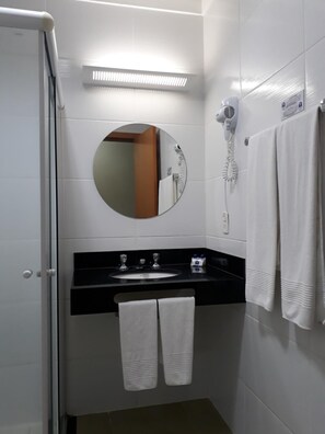 Habitación con 2 camas individuales, 2 camas individuales | Baño | Regadera y toallas