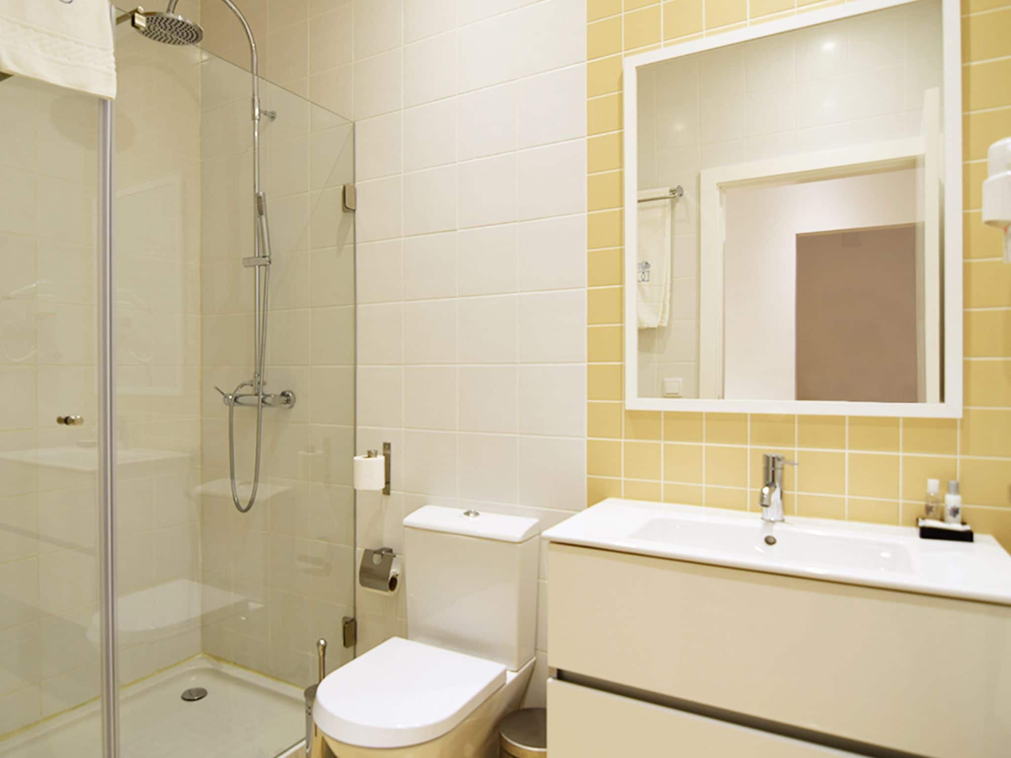 Classic Studio | Bathroom | Shower, free toiletries, hair dryer, towels