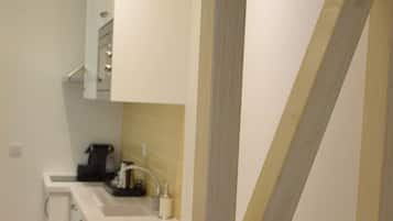 Réfrigérateur, micro-ondes, plaque de cuisson, cafetière/bouilloire