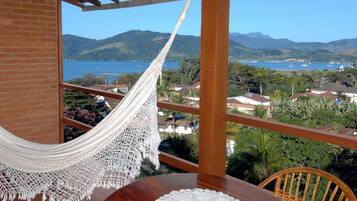 QUARTO DUPLO LUXO COM VARANDA | Frigobar, cofres nos quartos, Wi-Fi de cortesia, roupa de cama