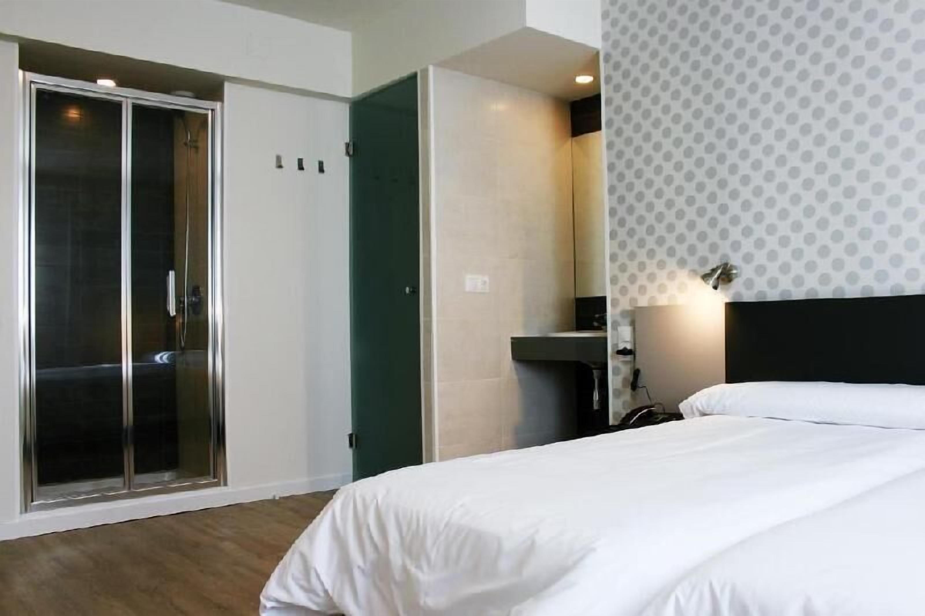 Soundproofing, free WiFi, bed sheets, wheelchair access