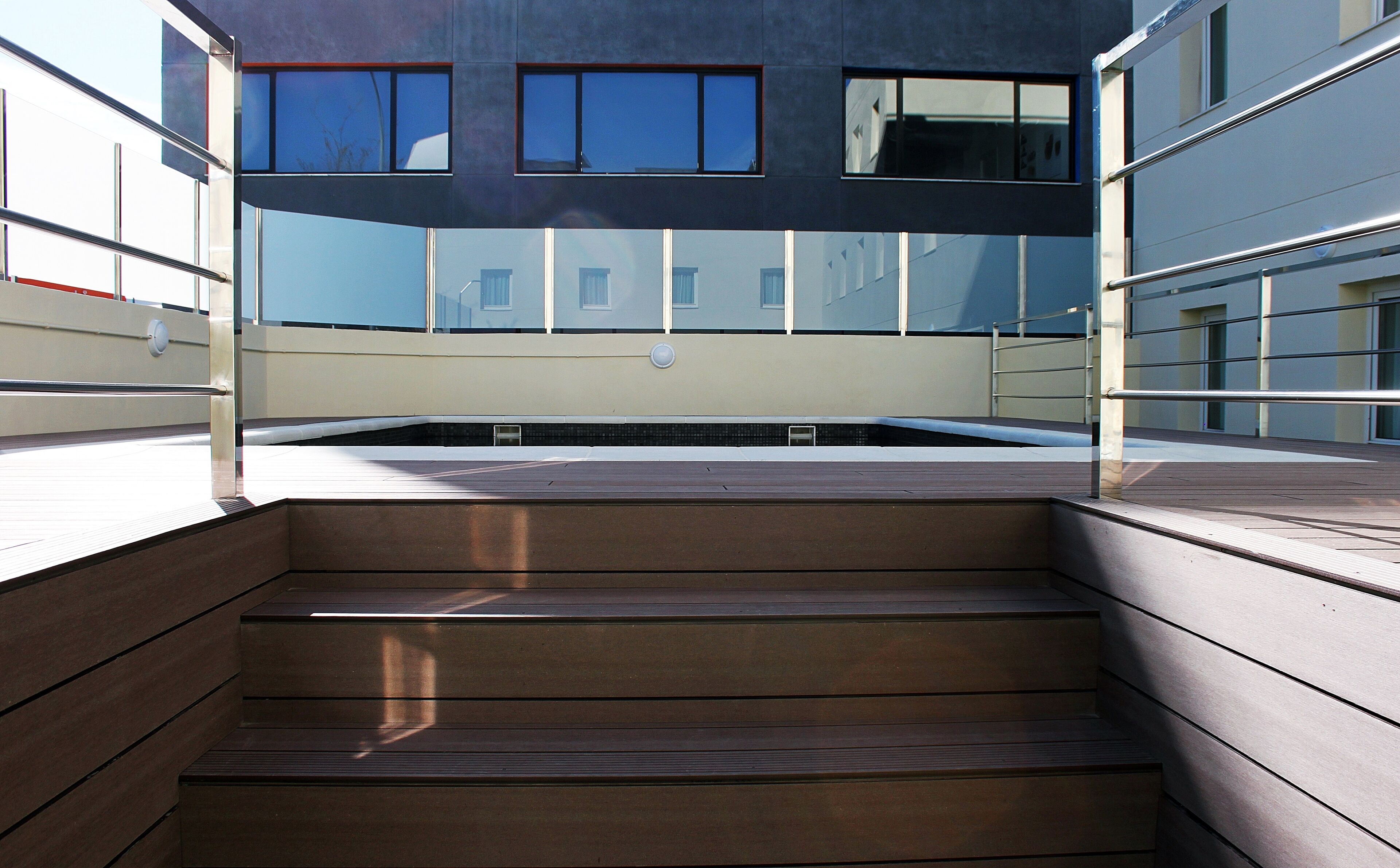 室外游泳池，日光浴躺椅